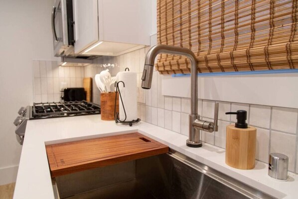 Geladeira, micro-ondas, fogão, cooktop