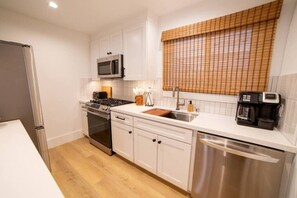 Køleskab, mikrobølgeovn, ovn, kogeplade