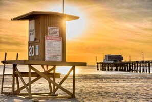 Beach nearby - 2-Min to Sand, Pier & Dining · Luxe 2BR Retreat · Rare A/C, Fire Pit, & Garage (Newport Beach)