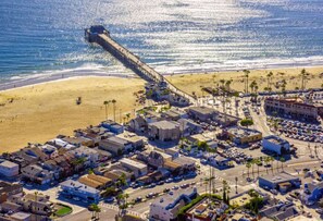 Beach nearby, sun-loungers, beach towels - Luxury 2BR • Steps to Beach & Pier • AC & Garage Parking (Newport Beach)