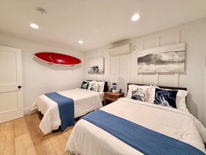 2 quartos, escrivaninha, ferros/tábuas de passar roupa, berço de viagem