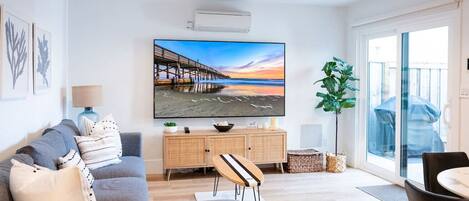 Smart-TV, DVD-Player, Musikbibliothek, Stereoanlage