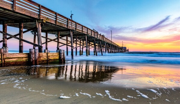Playa en los alrededores, camastros y toallas de playa 