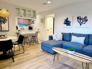 Smart TV, DVD player, music library, stereo - Luxury 2BR • Steps to Beach & Pier • AC & Garage Parking (Newport Beach)