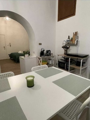 1 habitación, tabla de planchar con plancha y cuna de viaje 
