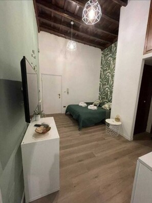 1 slaapkamer, een strijkplank/strijkijzer, reisbedje, gratis wifi