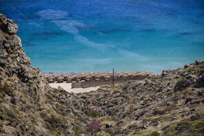 Plage à proximité, chaises longues, serviettes de plage