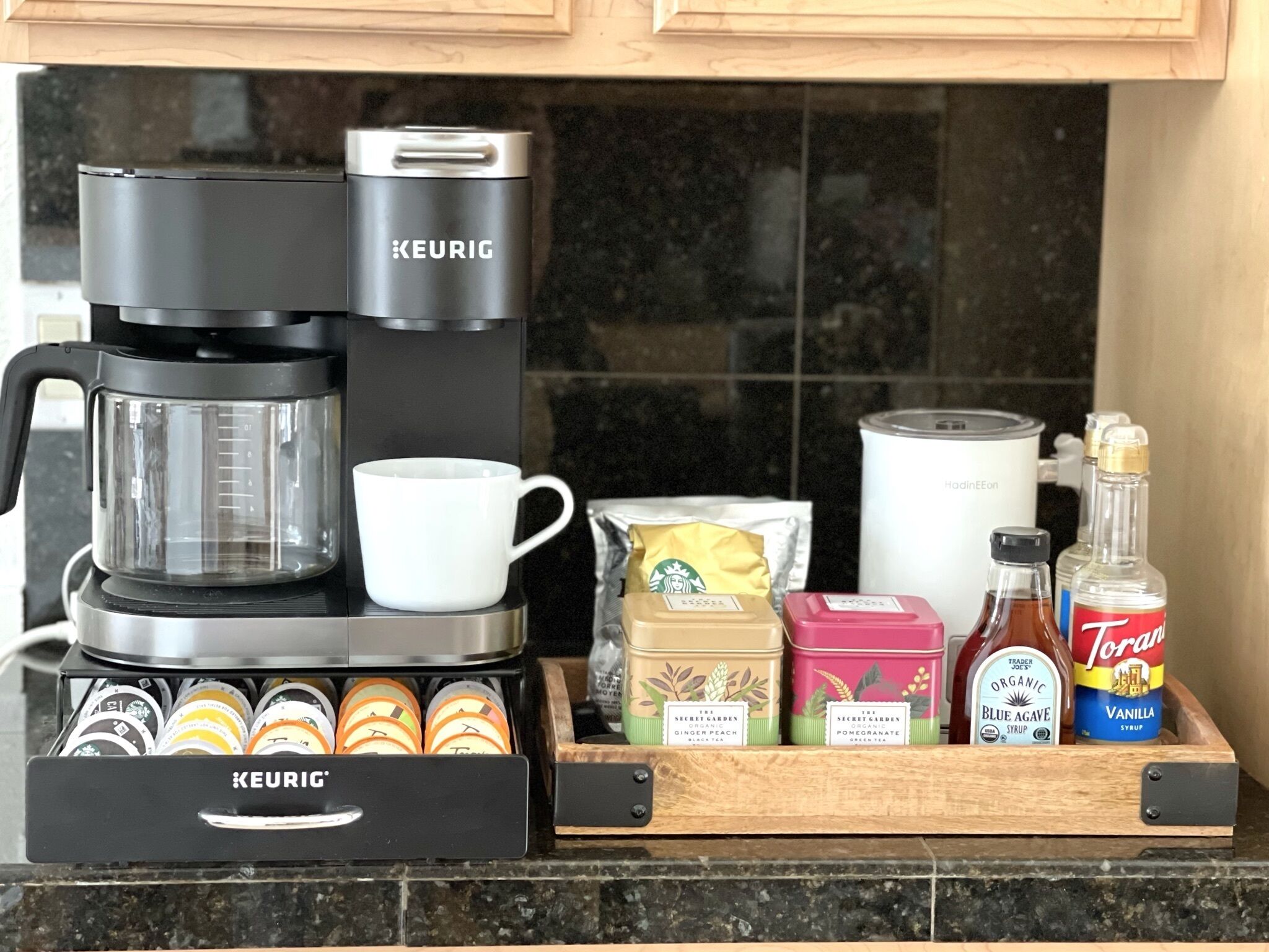 Eine Kaffeemaschine von Keurig mit einer Tasse und einem Kaffee-Pod-Halter.