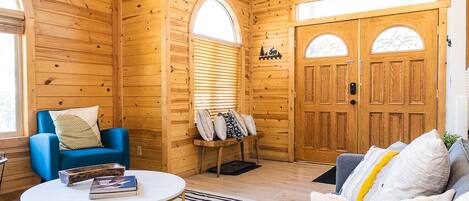 Smart TV, chimenea, videojuegos y biblioteca musical