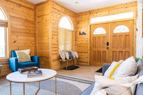 Family Modern Cabin w/ Game Room+Hot Tub+BBQ