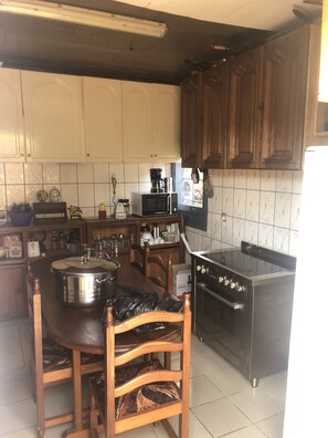 Réfrigérateur, micro-ondes, four, cafetière/bouilloire