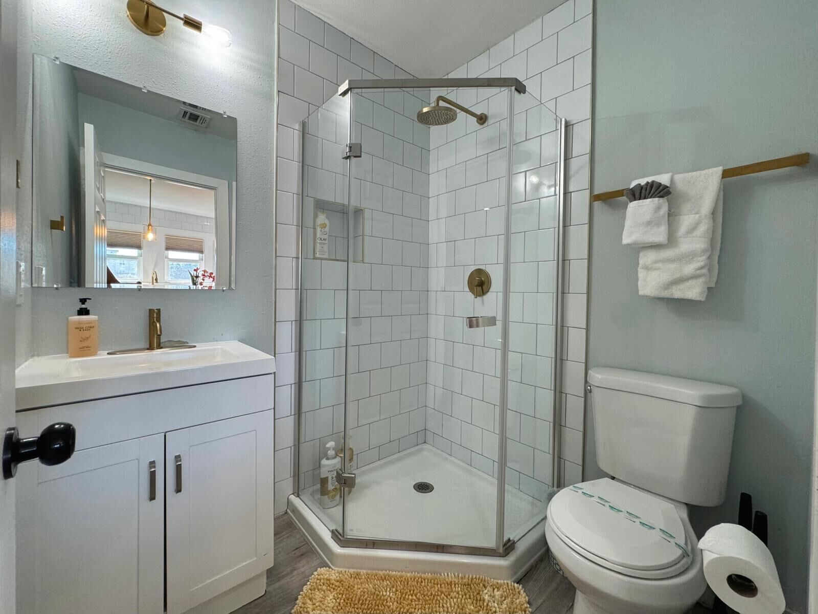 Combined shower/bathtub, hair dryer, towels, soap