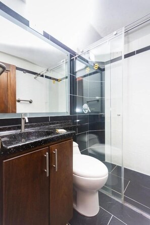 Habitación cuádruple superior | Baño | Ducha, cabezal de ducha tipo lluvia, toallas y jabón