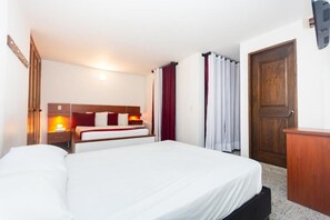 Habitación cuádruple superior | Sábanas de algodón egipcio, ropa de cama de alta calidad, escritorio