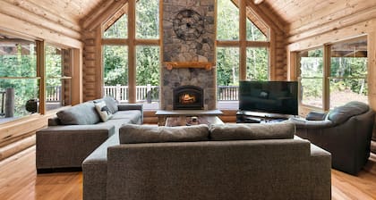 Grande Lodge: luxurious log home on 6+ acres w/ hot tub near hikes & more!