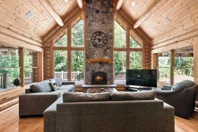 Grande Lodge: luxurious log home on 6+ acres w/ hot tub near hikes & more!