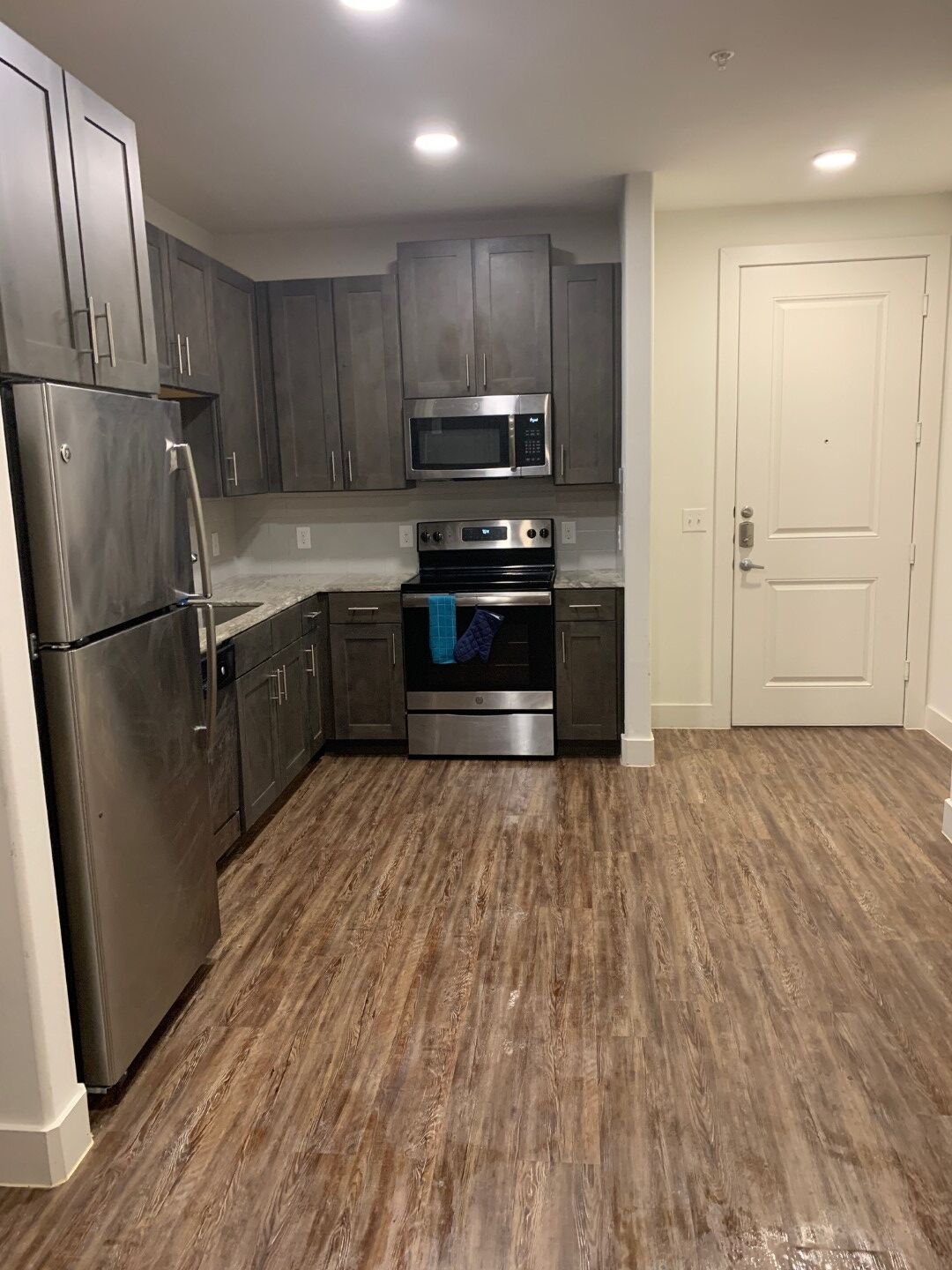 雪櫃、微波爐、焗爐、爐具