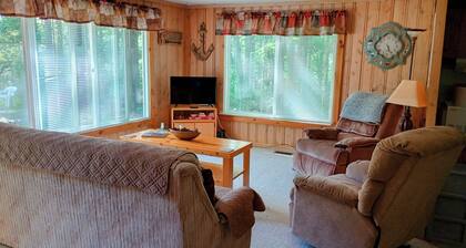 Up North getaway - short walk to lake