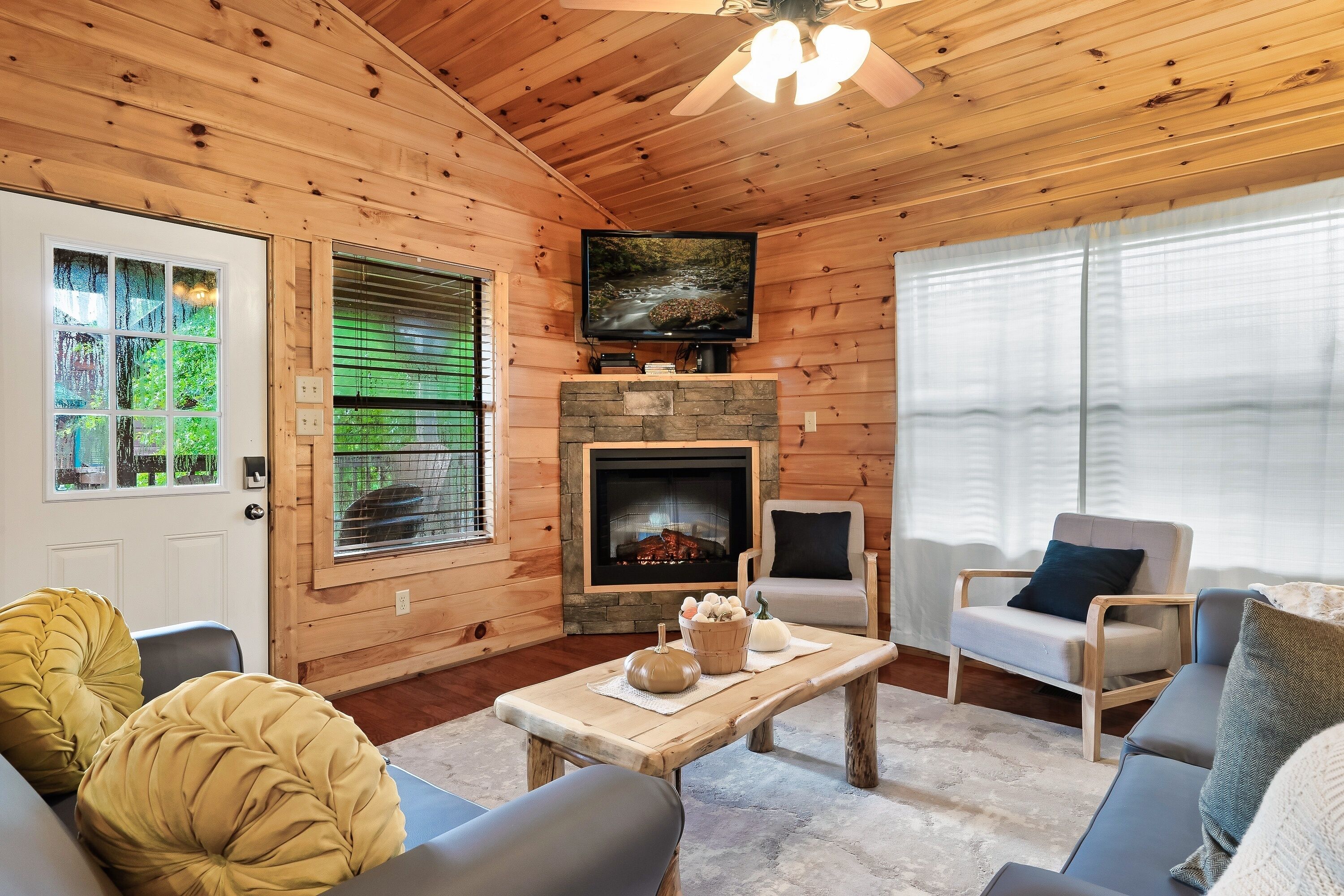 ⭐️Cabin close to Dollywood⭐️Parkway⭐️Hot Tub