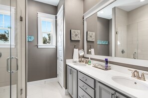Combined shower/bathtub, hair dryer, towels, soap - Ivybridge 3BR 30A Pool Retreat with Electric Cart (Inlet Beach)