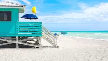 Ubicación cercana a la playa, tumbonas y toallas de playa
