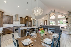 Dining - Experience luxury at Sedona La Belle Maison: 3BR, 2BA home with stunning red rock views. (Sedona)