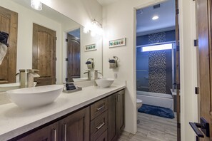 Combined shower/bathtub, hair dryer, towels - Experience luxury at Sedona La Belle Maison: 3BR, 2BA home with stunning red rock views. (Sedona)