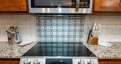 Comfortable Cottage Downtown w/Fire Pit-Walk to Dining/Taproom/Coffee Shop