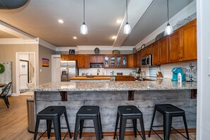 Fridge, microwave, oven, stovetop - Comfortable Cottage Downtown w/Fire Pit-Walk to Dining/Taproom/Coffee Shop (Laurens)