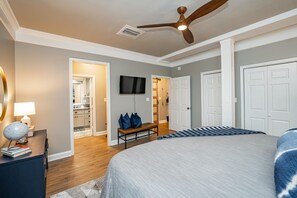 2 bedrooms, free WiFi, bed sheets - Comfortable Cottage Downtown w/Fire Pit-Walk to Dining/Taproom/Coffee Shop (Laurens)