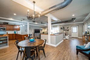 Interior - Comfortable Cottage Downtown w/Fire Pit-Walk to Dining/Taproom/Coffee Shop (Laurens)