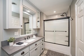 Combined shower/bathtub, hair dryer, towels, soap - Comfortable Cottage Downtown w/Fire Pit-Walk to Dining/Taproom/Coffee Shop (Laurens)