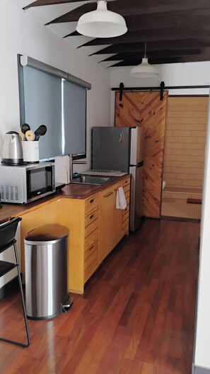 Private kitchen - Cozy, spacious off grid cabin. Perfect for 4 adults, or small family. (Joshua Tree)