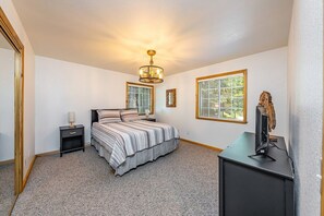 3 bedrooms, iron/ironing board, travel cot, free WiFi