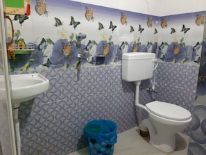 Shower, rainfall showerhead, free toiletries, bathrobes