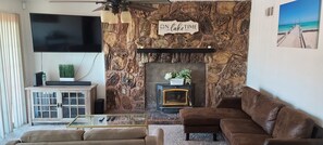 Smart-TV, Kamin, Videospiele, Tischtennisplatte