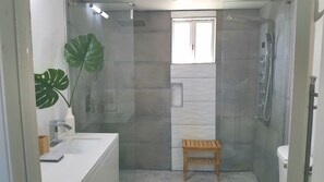 Badewanne, Haartrockner, Bidet, Handtücher