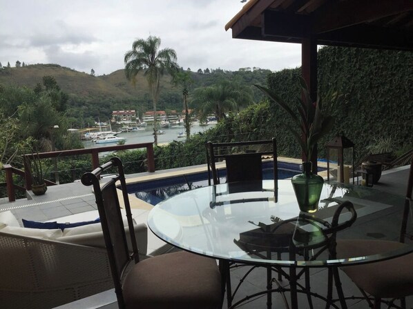 تناول الطعام بالخارج