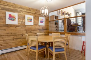Dining - Townhome On Bus Route - Private Washer/Dryer, Outdoor Pool, Gas Grill (Vail)