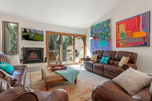 On Bus Route - Private Washer/Dryer, Outdoor Pool, Gas Grill