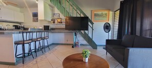 Smart TV, DVD player, livros