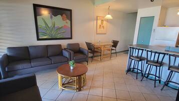 TV connectée, lecteur de DVD, livres