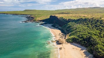 Rannalla, rantapyyhkeitä