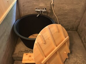 Ilmaiset hygieniatuotteet, hiustenkuivaaja, pyyhkeet