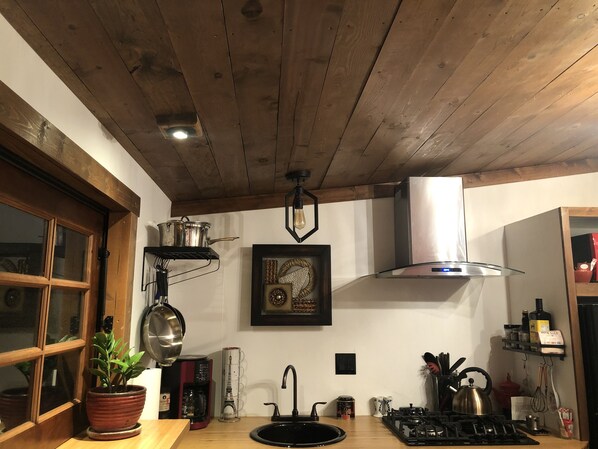 ثلاجة، ميكروويف، موقد طهي مسطح، ماكينة لصنع القهوة/الشاي