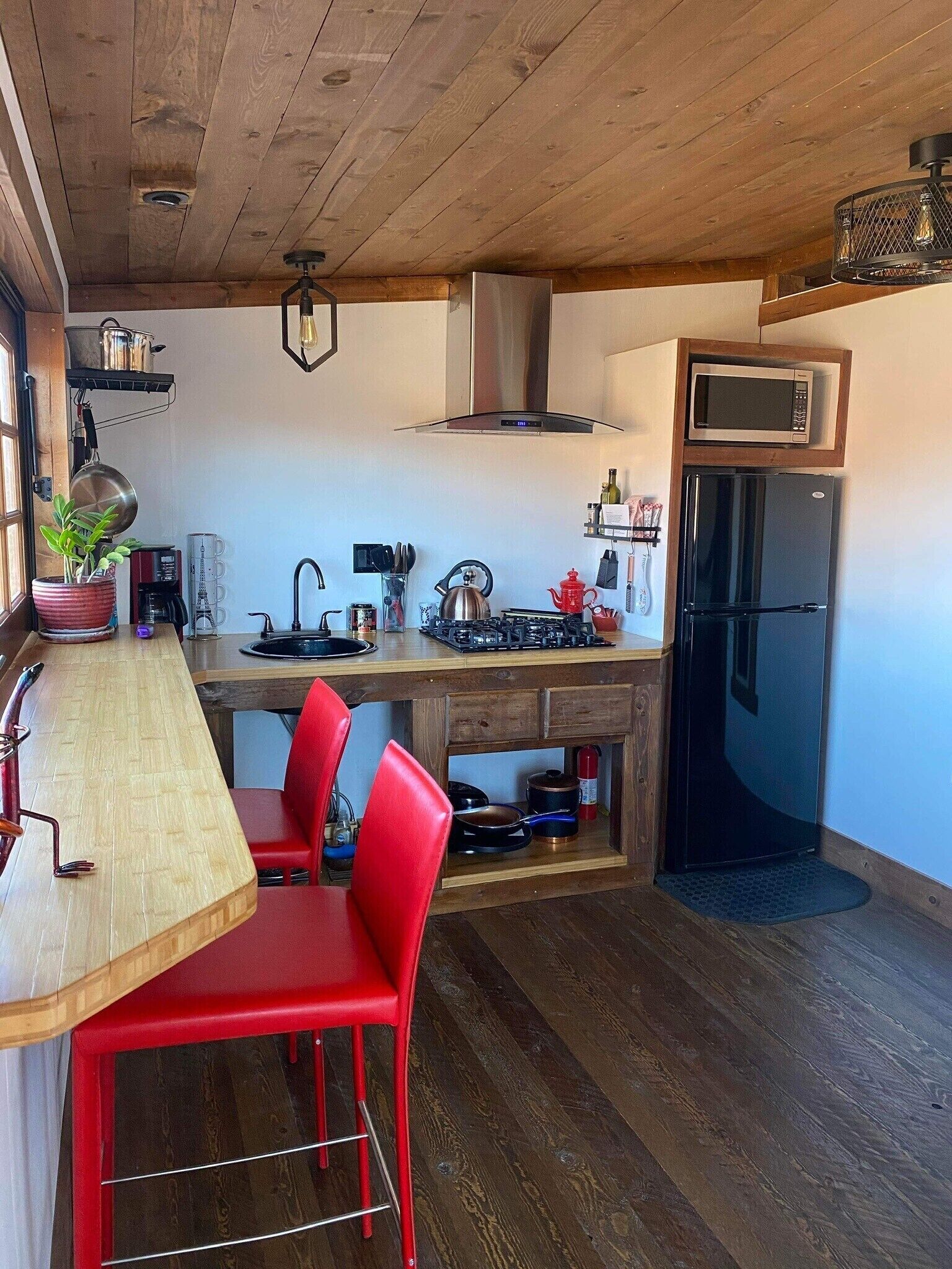 Refrigerador, microondas, parrilla de estufa y cafetera y tetera 