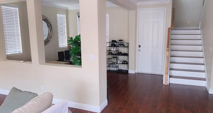 2300SF LUX 3BD HOUSE WITH BIG BACK YARD