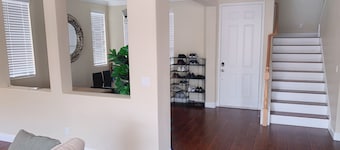 2300SF LUX 3BD HOUSE WITH BIG BACK YARD
