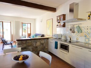 ثلاجة، ميكروويف، غسالة أطباق، كرسي للأطفال