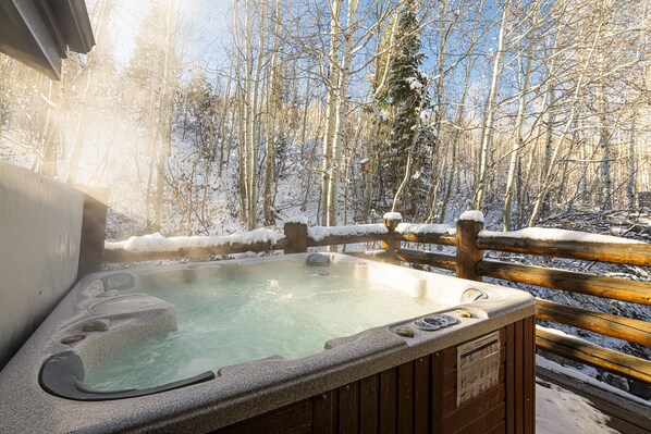 Tina de hidromasaje al aire libre